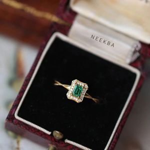 Esmeralda en forma de laboratorio Esmeralda 925 Anillo de plata esterlina Anillo delicado hecho a mano Anillo de halo de Esmeralda con moissanita DE LA India - Product Image 5