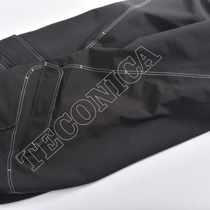 Pantalones de esquí de nieve de carga a prueba de viento impermeables técnicos negros personalizados con costuras de contraste blanco y bolsillos de rodilla extralargos - Product Image 5