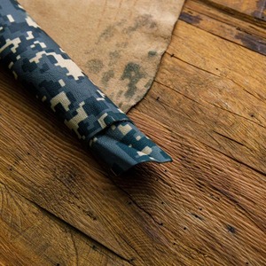 Cuero con estampado de camuflaje verde, negro y marrón, productos de cuero con estampado de flores personalizables de 1 a 12 pies cuadrados. - Product Image 4