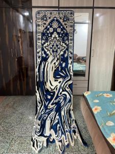 Alfombra de área de sala de reuniones con mechones a mano abstracta moderna, alfombra de diseño de fusión para decoración de oficina o hogar - Product Image 2