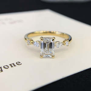 Bague de fiançailles en émeraude certifiée IGI 2,20 carats avec diamants de laboratoire, côtés marquise et ronds - Product Image 1