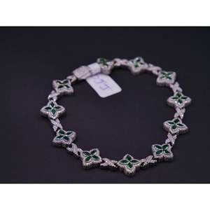 สร้อยข้อมือหรูหราประดับมรกตทรงโคลเวอร์แบบ Pave Link พร้อมพลอยสีเขียวทรง Marquise โทนสีทองคำขาว ดีไซน์ X Link เครื่องประดับชั้นดี สง่างาม - Product Image 1