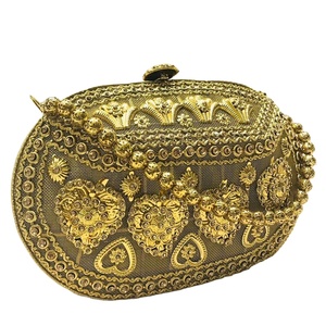 Sacs à main en métal pour femmes, exclusifs, faits à la main par des designers |   Pochette élégante en métal pour femmes, faite à la main - Product Image 1