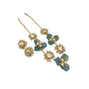 Elegante conjunto de Mala con cuentas de perlas antiguas con colgante floral y pendientes de tuerca perfectos para bodas y ocasiones especiales - Product Image 2