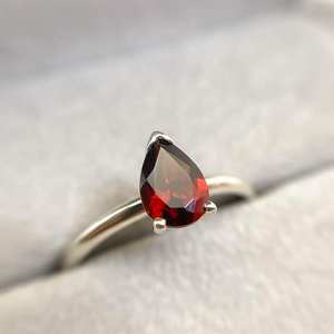 Anillo hecho a mano de granate cortado con pera, piedra natal de enero, Plata de ley, joyería fina hecha a mano, regalo para mujer - Product Image 1