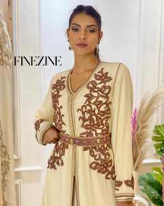 Caftan marocain élégant de couleur de fone clair avec des vêtements musulmans traditionnels de broderie à la main - Product Image 5