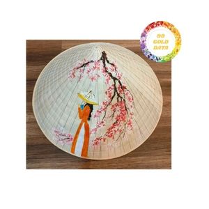 Sombrero Cónico Vietnamita Ligero Hecho a Mano, Diseño Tradicional de Bambú y Hoja de Palma, Ideal para Actuaciones y Actividades Culturales - Product Image 1