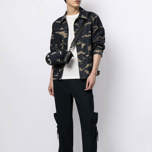 Chaqueta Vaquera para Hombre, Confeccionada con Tela Resistente y Corte Moderno para Combinar con Atuendos Urbanos y de Calle - Product Image 2