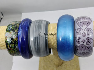 Tradebyd Bracelet en résine élégant pour le bureau Accessoire quotidien fait à la main par Tradebyd - Product Image 2