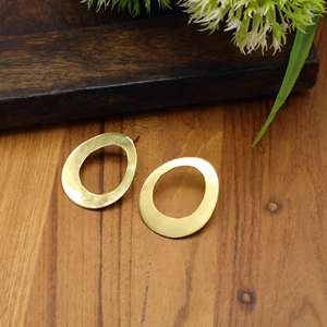 Pendientes de botón lisos y elegantes de latón, ligeros, estilo vintage, con parte superior dorada, joyería dorada para ella - Product Image 4