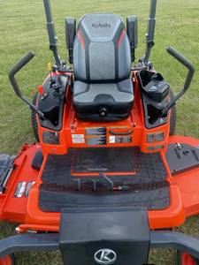 Cortadora de Césped de Giro Cero Kubota ZD1211 Diésel de Alto Rendimiento, Máquina Cortadora de Césped Comercial con Operador a Bordo Diseñada para un Corte Rápido - Product Image 3