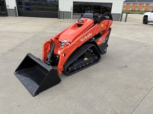 Chargeuse compacte sur chenilles Kubota SCL1000 de 1 tonne avec moteur de 25 CV pour la construction, l'agriculture et l'aménagement paysager - Product Image 3