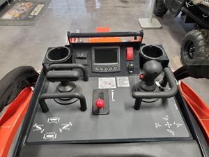 รถตักล้อยางขนาดเล็ก Kubota SCL1000 ปี 2024 - รถตักตีนตะขาบแบบยืนขับขนาดกะทัดรัด พร้อมเครื่องยนต์ดีเซล 24.8 แรงม้า ความจุ 1.4 ตัน - Product Image 5