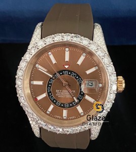 Une belle montre avec diamants Moissanite taille ronde et ceinture en caoutchouc marron montre mécanique de luxe pour hommes - Product Image 1