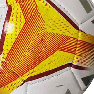 ใหม่อย่างเป็นทางการคุณภาพการฝึกอบรมที่กําหนดเองลูกฟุตบอลกันน้ําเท้าบอลขนาด 5 เครื่องเย็บพิมพ์โลโก้ที่กําหนดเอง - Product Image 4