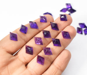 พลอยอะมีทิสต์ธรรมชาติทรงว่าวเจียระไน ขนาด 14x10 มม. จำนวน 29 เม็ด น้ำหนัก 102.25 กะรัต - Product Image 5