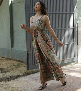 Été chaud soie imprimé combinaison pour femmes costume de vacances Chic sans manches col en V taille haute imprimé longue combinaison robe pour les femmes - Product Image 3