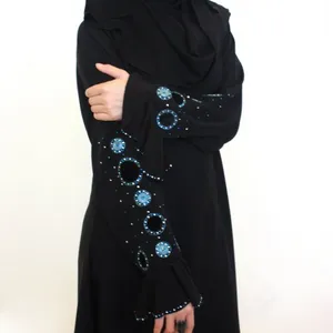 Abaya negra con cuentas de aspecto elegante, la más popular en Dubái
