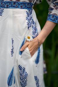 Robe Imani imprimée à la main, robe bohème en coton, motif floral blanc et bleu, robe décontractée pour les occasions - Product Image 2