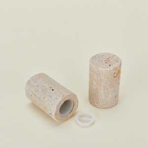 Ensemble de salière et poivrière en marbre noir et blanc artisanal, design sphérique moderne, vaisselle en pierre naturelle de qualité supérieure pour le style - Product Image 5