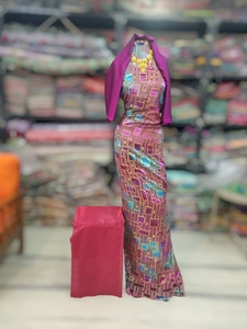 Châle rose pêche Maqbal Dirac avec imprimé floral multicolore, Gorgorad brodé or de luxe et châle violet - Product Image 4