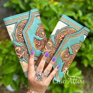 Nuevo Western Stylish Hair on Hide Color Tooled Fur Leather Clutch Mujeres Diseñado Monedero Venta caliente Tooled Leather Unique Wallet - Product Image 1