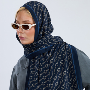 Chal de Seda de Morera 100% Pura de la Marca Royal Navy, Estilo Casual Ecuestre con Cadena Horsebit, Dobladillo Enrollado a Mano, Largo y Suave al Tacto - Product Image 3