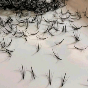 Cils synthétiques 5D volume intense de qualité supérieure Nhu Y, fabriqués au Vietnam, faciles à poser pour le maquillage quotidien, en plateau. - Product Image 1