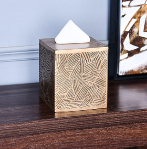 Boîte à mouchoirs rectangulaire élégante en laiton avec un motif décoratif central. Disponible au prix de gros maintenant. - Product Image 2