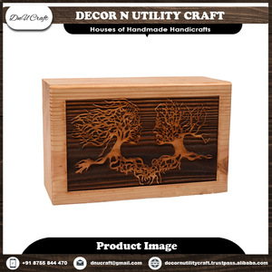 Urne de crémation en bois de palissandre indienne moderne faite à la main belle conception de conte de fées pour les cendres d'animaux de compagnie fabriquées à la main en Inde en vente - Product Image 5
