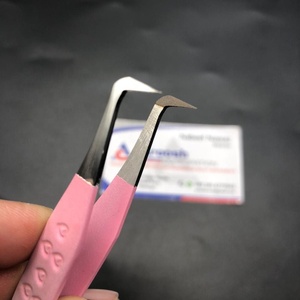 แหนบตัดขนตา Aroosh Corp แบบมืออาชีพ ทำจากสแตนเลสแท้ ปลายไฟเบอร์ 90 องศา ด้ามจับรูปหัวใจสองสี - Product Image 1