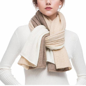 Chal de Ganchillo Estilo Boho, Suave y Cálido, con Borlas, Perfecto para Usar en Capas en Otoño e Invierno - Product Image 5