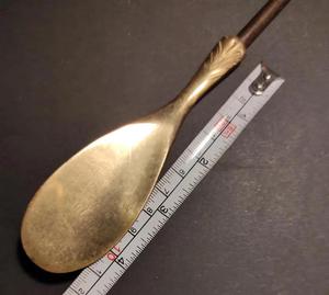 Cuerno de zapato con logotipo personalizado de Metal de latón de lujo con mango largo y corto Suministro de fábrica Diseño de orificio colgante para artesanías de magnesia - Product Image 3