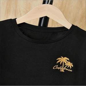 Ensemble deux pièces d'été imprimé de logo personnalisé léger pour hommes T-shirt en tissu respirant avec short assorti - Product Image 3