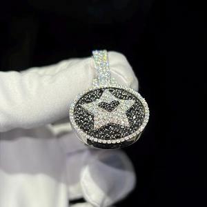 Collier de Moissanite Hip Hop personnalisé avec pendentif et chaîne à maillons cubains style «The World Is Yours» - Product Image 4