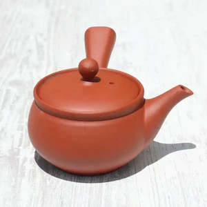 Théière Kyusu en argile rouge avec infuseur en céramique, forme de pot, couvercle et poignée inclus, fabrication Tokoname - Product Image 6