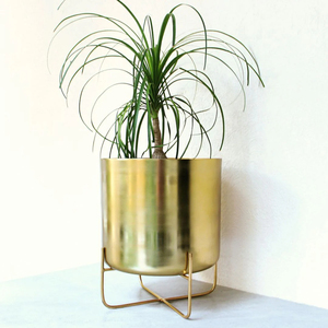 Maceta de metal dorado con soporte | Maceta moderna con acabado de latón para plantas de interior | Acento de decoración del hogar contemporáneo para sala de estar - Product Image 3