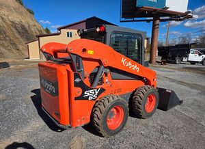 Chargeuse compacte KUBOTA SSV65 11 heures, cabine EROPS, chauffage et climatisation, écran avancé avec caméra, hydraulique auxiliaire à haut débit, chargeuse sur pneus - Product Image 2