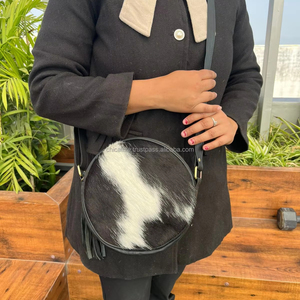 Elegante bolso de cantimplora de cuero de inspiración occidental para el cabello, eslinga circular de cuero de piel Premium con detalle de borla y cierre de cremallera - Product Image 2