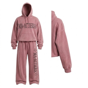 Ensemble survêtement deux pièces pour femme, personnalisé, rose, avec sweat à capuche oversize et pantalon de survêtement large, motif graphique en strass - Product Image 3