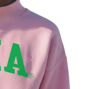 Sudadera Ligera de Cuello Alto Estilo Universitario AKA, Sudadera de Forro Polar Premium, Ropa Personalizada para Hermandades Griegas, Color Rosa Claro - Product Image 4