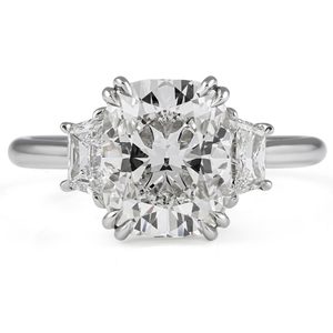 Anillo de Tres Piedras con Diamante de Laboratorio de Corte Cojín de 3.04 Quilates - Product Image 1