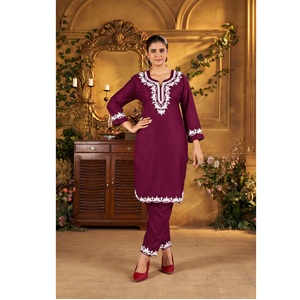 Vêtements indiens et pakistanais pantalon Kurtis avec rayonne avec broderie complexe travail vêtements ethniques pantalon Kurti à vendre à l'exportation - Product Image 1