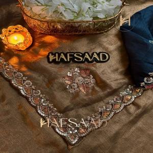 Sari de Seda Espacial de Diseño VASTRA COTTAGE con Trabajo de Cuentas Originales y Blusa de Seda Espacial a Juego para Fiestas, Bodas y Eventos Festivos - Product Image 2