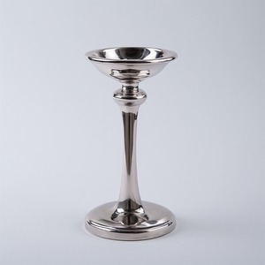 Bougeoir de Noël en aluminium poli avec détails sculptés mélangeant parfaitement la décoration de vacances de style festif moderne - Product Image 4