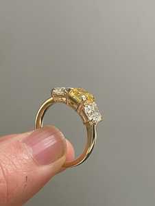 Bague à trois pierres en diamant jaune fantaisie de taille coussin, cultivé en laboratoire, certifiée IGI, bague de fiançailles - Product Image 5