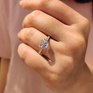 Anillo de Compromiso con Diamante en Forma de Corazón con Halo y Engaste Pavé, Certificado IGI, Claridad VS - Product Image 1