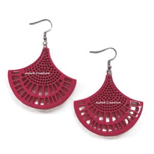 Pendientes de Aro Huggie de Resina Marrón Colorida, Ecológicos, Ligeros, Modernos y Hechos a Mano para Uso Diario y Fiestas - Product Image 5