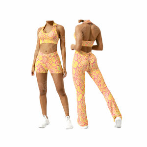 Ensemble de vêtements de sport pour femmes en peau de serpent rose, soutien-gorge de sport à bretelles avec leggings évasés et shorts assortis - Product Image 2