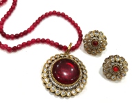 Conjunto de colgante de cuarzo rubí de moda con cuentas y piedras de circonita cúbica Polki en oro antiguo para bodas, compromisos y fiestas